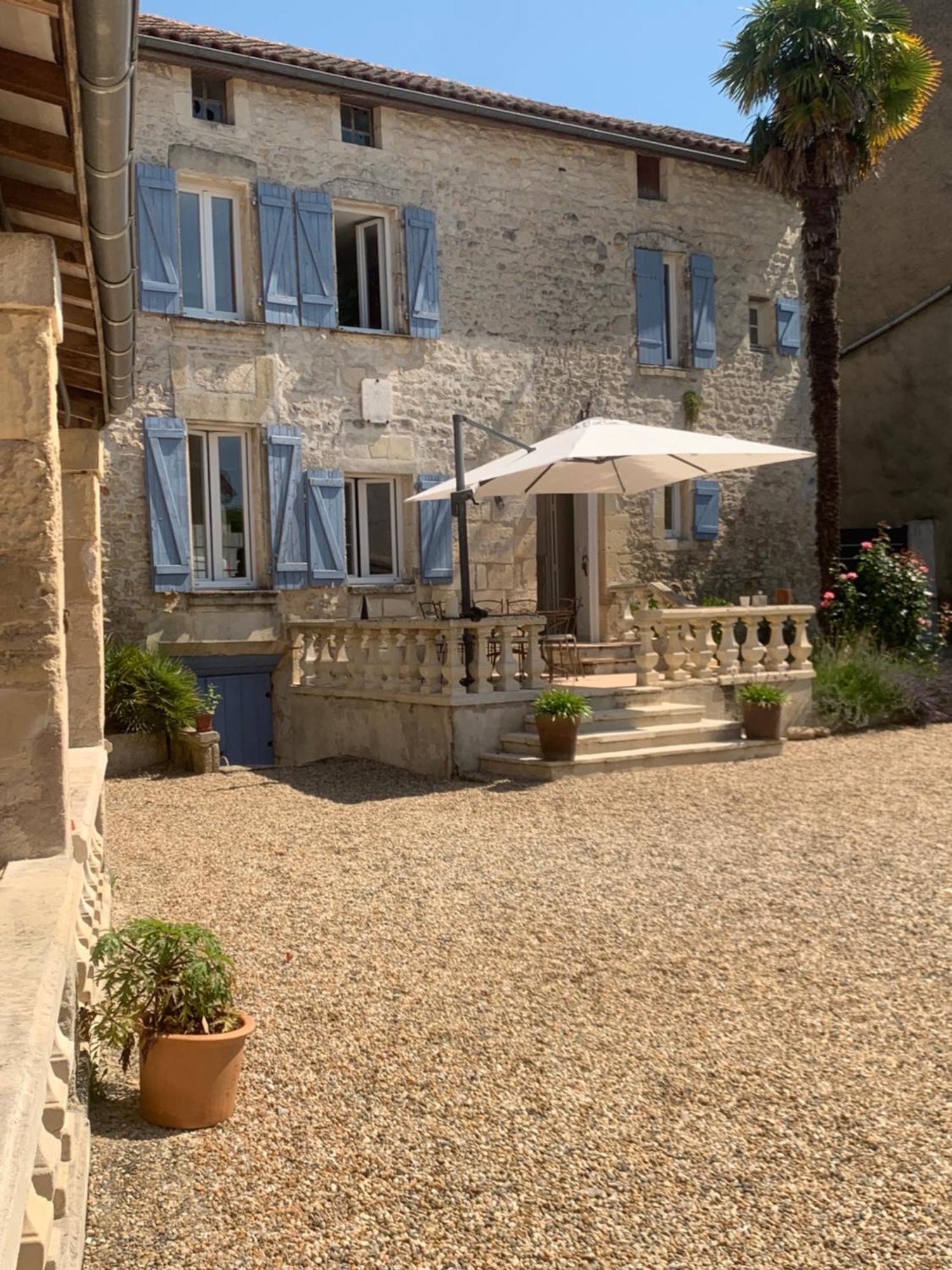 Le Hangar Saint-Jean-dʼAngély エクステリア 写真