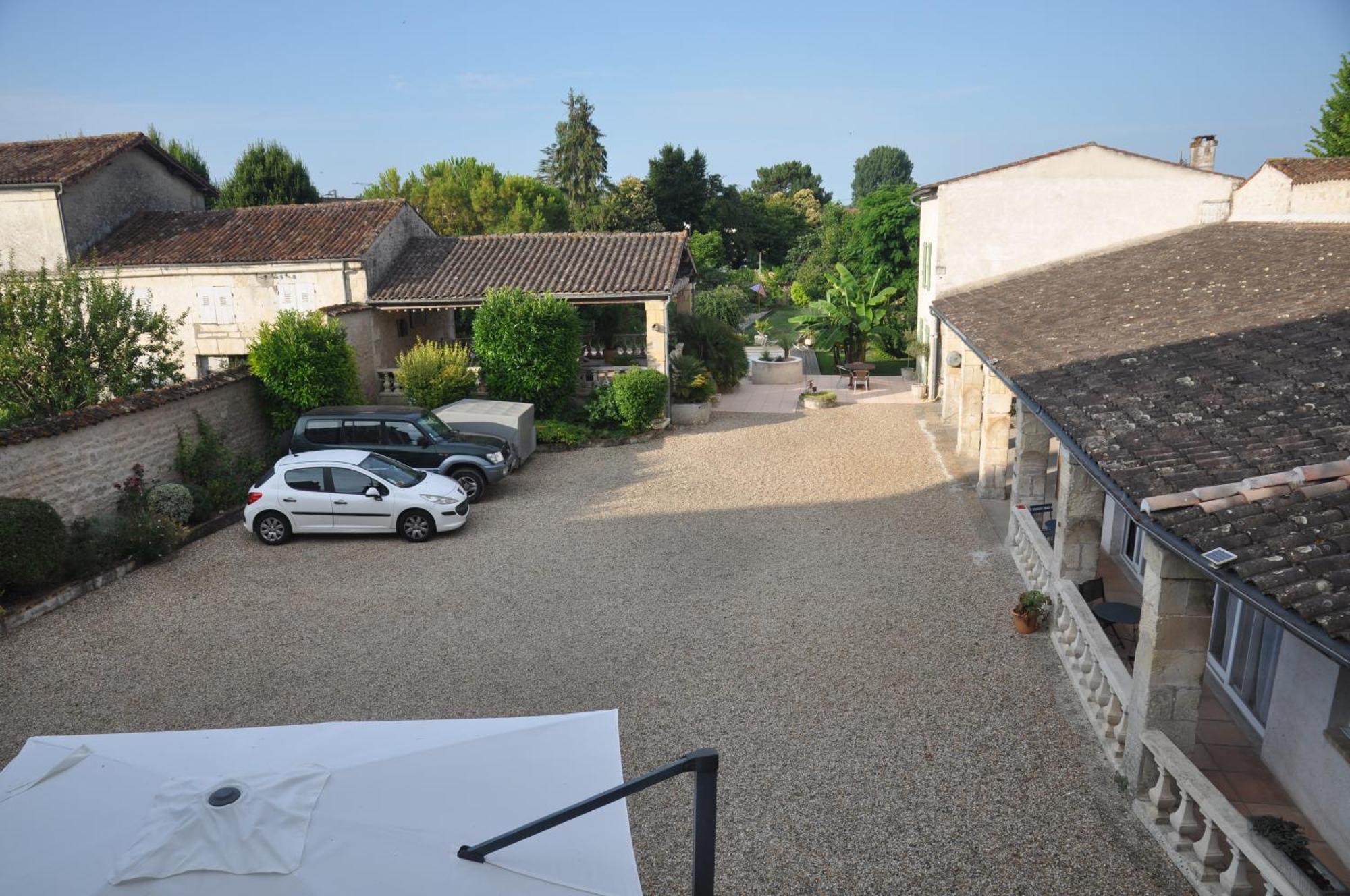 Le Hangar Saint-Jean-dʼAngély エクステリア 写真
